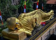 Memandikan Patung Buddha Tidur Mojokerto, Tradisi Jelang Waisak