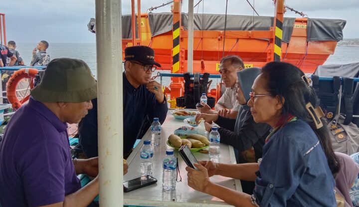 PJ Gubernur Bersama Rombongan Dalam Pelayaran Menuju Pulau Adonara Mengggunakan KM Ranaka. Ket Foto. Merebeja.com